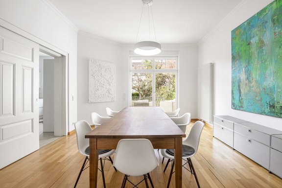 Heller Essbereich mit anschließender Terrasse