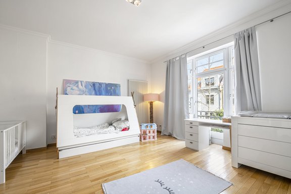 Ideal geschnittenes Zimmer mit Balkonzugang