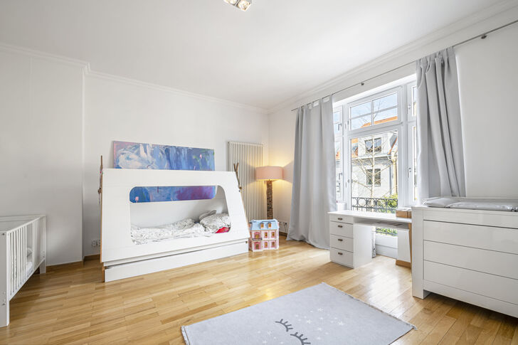 Ideal geschnittenes Zimmer mit Balkonzugang