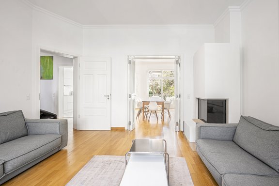 Großzügiger Wohn-/Essbereich mit offenem Kamin