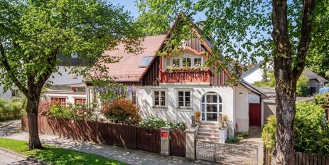 A historic gem from 1913 near Blutenburg, featuring a pool and a studio house