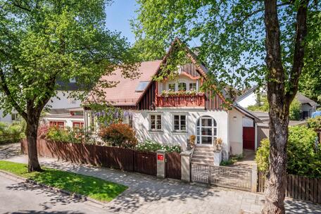 A historic gem from 1913 near Blutenburg, featuring a pool and a studio house
