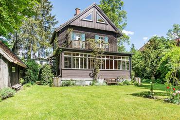 Historisches Juwel: Zauberhaftes Einfamilienhaus von 1901 mit parkähnlichem Garten und viel Potenzial