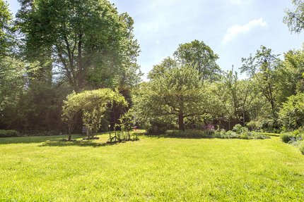 Parkähnlicher Garten mit altem Baumbestand