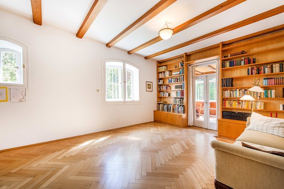 Bibliothek mit Eichen-Fischgrätparkett