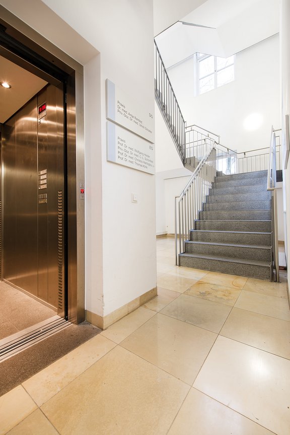 Treppenhaus mit Lift
