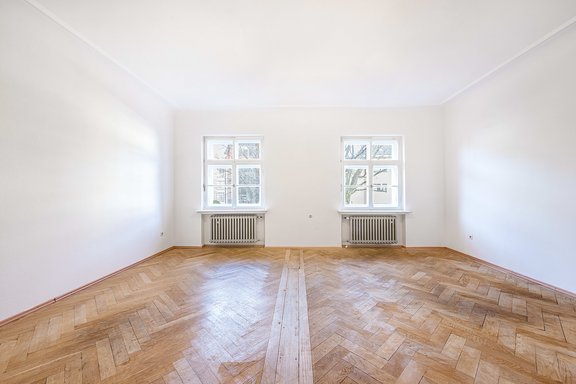 Schlafzimmer mit Eichen-Fischgrätparkett