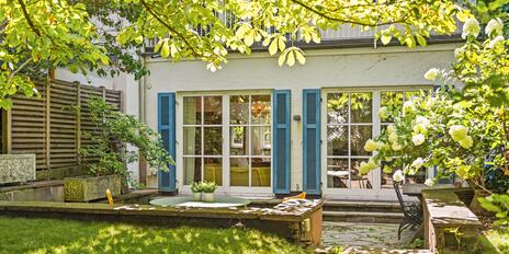 Historic townhouse built in 1936 with a garden and a wood-burning stove in a quiet Schwabing neighborhood