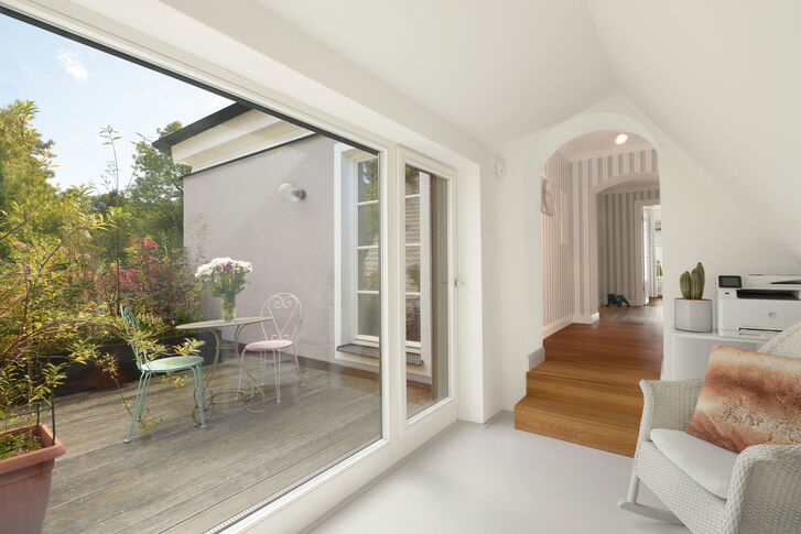 Dachterrasse zwischen Haupthaus und Garage