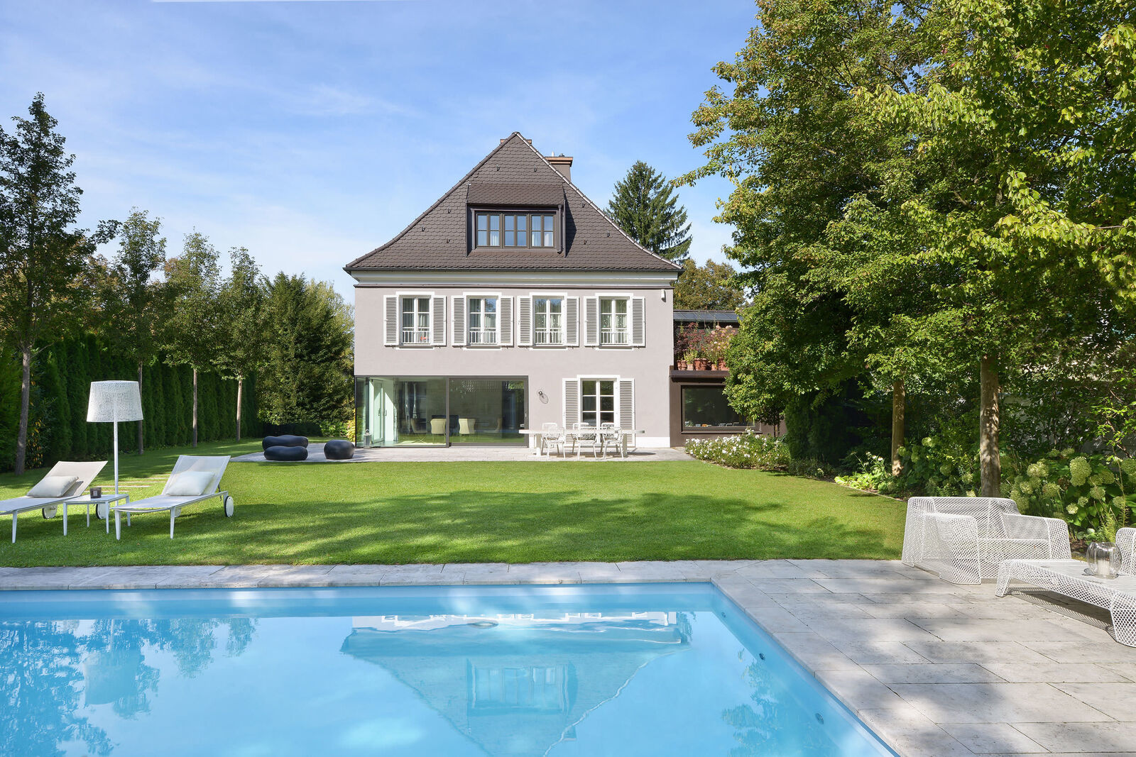 Hausansicht mit Garten und Pool