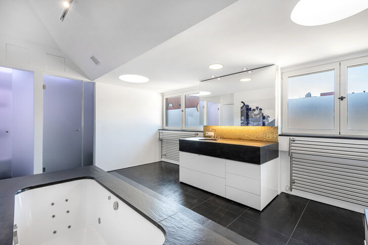 Lichterfülltes Bad en suite
