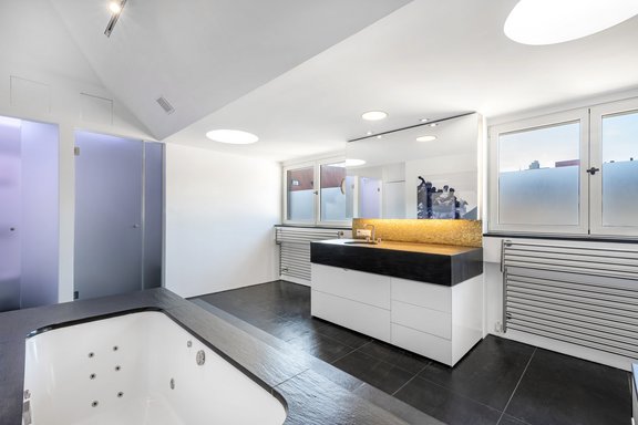 Lichterfülltes Bad en suite