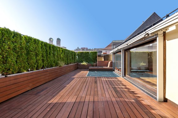 Wasserbecken und Relax-Bereich