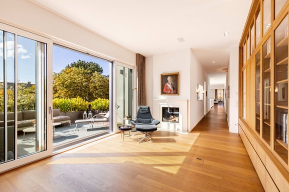 Bibliothek mit Kamin und ...