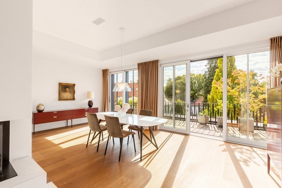 Lichterfüllter Essbereich