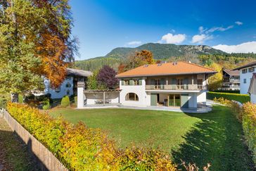 Objektvideo ansehen: Hochklassig sanierte Landhaus-Villa mit traumhaftem Blick auf die Zugspitze