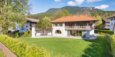 High-class renovated country house villa with a fantastic view of the Zugspitze