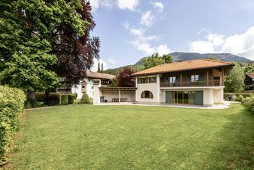 Watch video: A beautifully renovated country villa with a stunning view of the Zugspitze