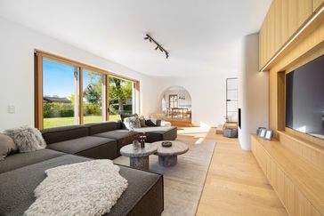 Watch video: High-class renovated country house villa with a fantastic view of the Zugspitze