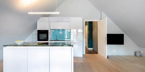 Hochklassige 3-Zimmer-Wohnung von 2021 mit luftigem Penthouse-Ambiente in Laufnähe zum See