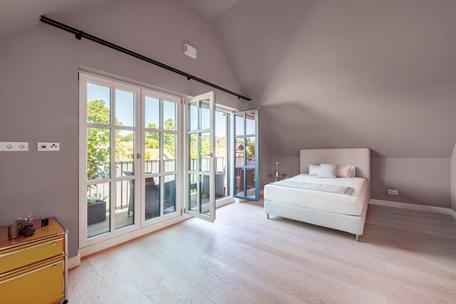 High-class 3-room apartment from 2021 with airy penthouse ambience within walking distance of the lake