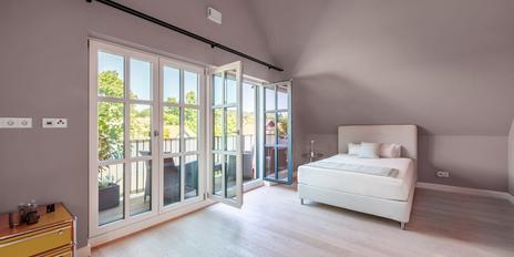 Hochklassige 3-Zimmer-Wohnung von 2021 mit luftigem Penthouse-Ambiente in Laufnähe zum See