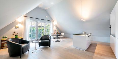 High-class 3-room apartment from 2021 with airy penthouse ambience within walking distance of the lake