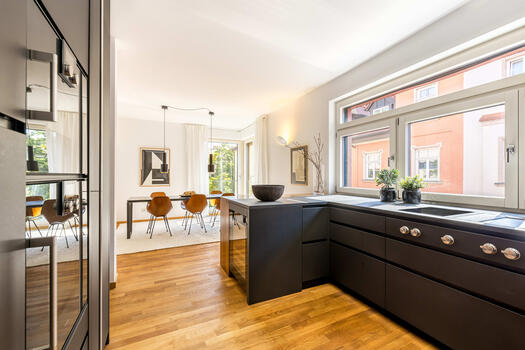 The elegant carpenter's kitchen and the dining area form a stylish alliance