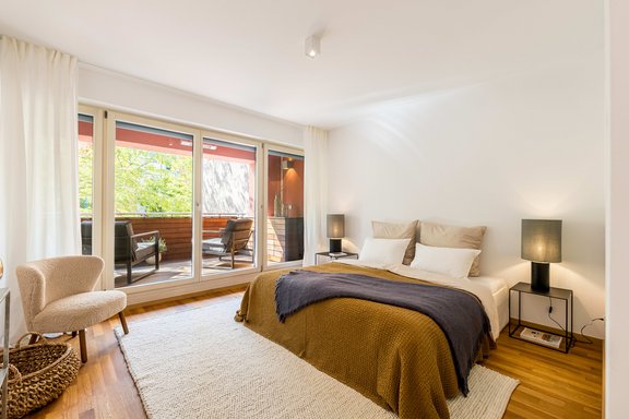 Das behagliche Masterschlafzimmer wird durch eine Westloggia ergänzt