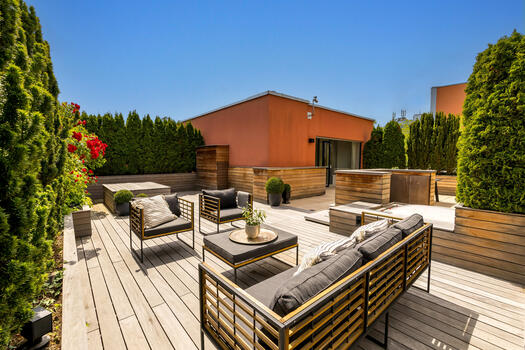 The sunny, spacious roof terrace can be described as an absolute highlight and rarity in Altschwabing