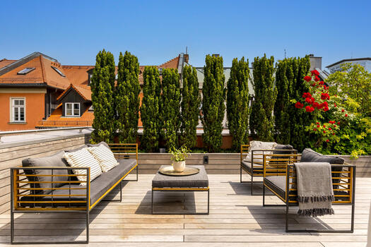 Lounge ambience protected from view in the open air