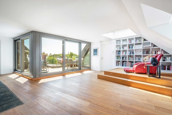 Leseecke mit Bücherregalen