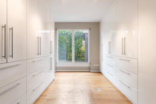 Dressing room with fitted carpentry