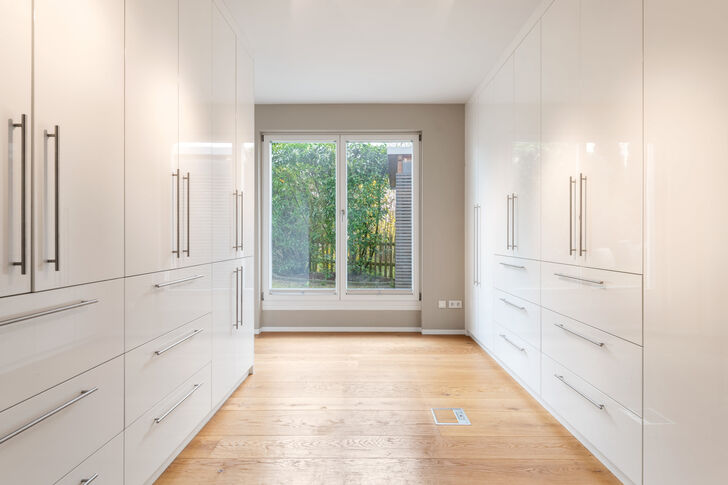 Ankleidezimmer mit Schreinereinbauten