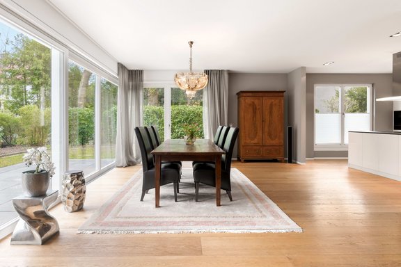 Essbereich mit großen Fensterfronten