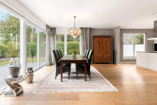 Dining area with large window fronts