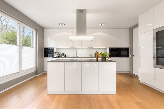 Moderne Einbauküche mit Markengeräten