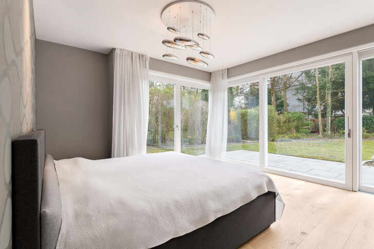 Schlafzimmer mit Blick in den Südgarten