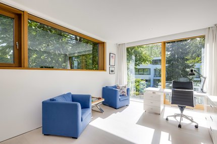 Kinderzimmer mit Gartenblick