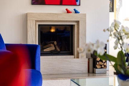 Einer von drei Holz-Kaminen