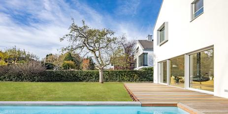 Hochklassige Einfamilienvilla mit Pool mit stylischer Ästhetik und technischen Finessen von 2025