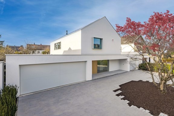 Neubauvilla mit drei Garagen
