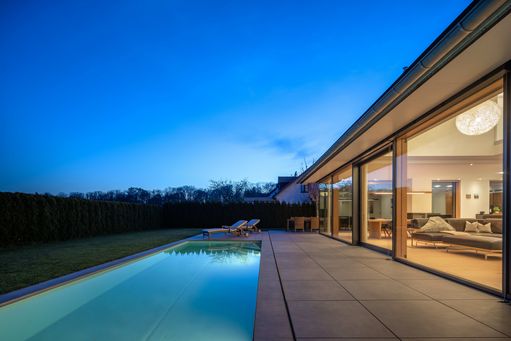 Objektvideo ansehen: Hochklassiges Architekten-Haus von 2018 mit Außenpool, Heimkino und Sauna