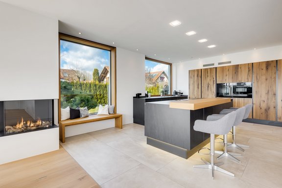 Einbauküche mit Koch-/Essinsel