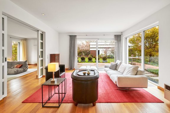 Raumgliedernder Kamin im EG