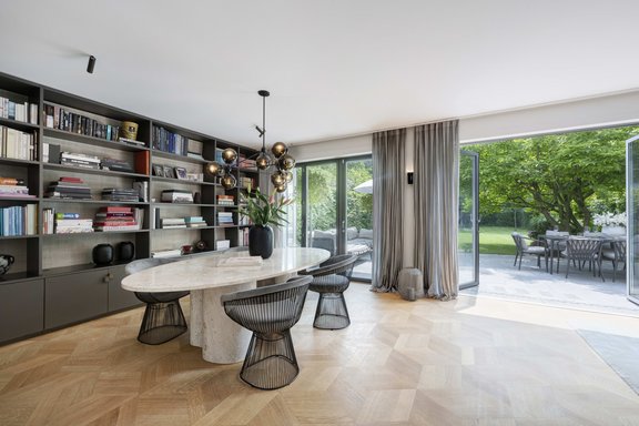 Essbereich mit Bibliothek