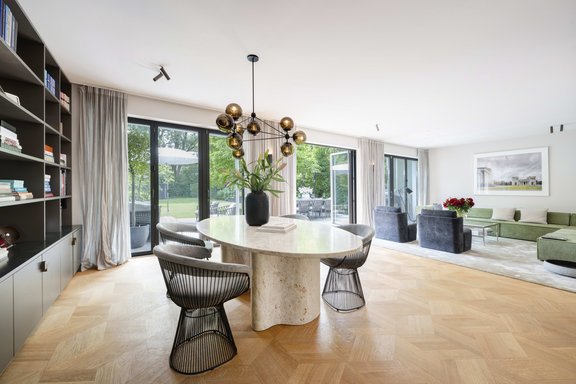 Großzügiger Wohn-/Essbereich mit Blick in den Garten
