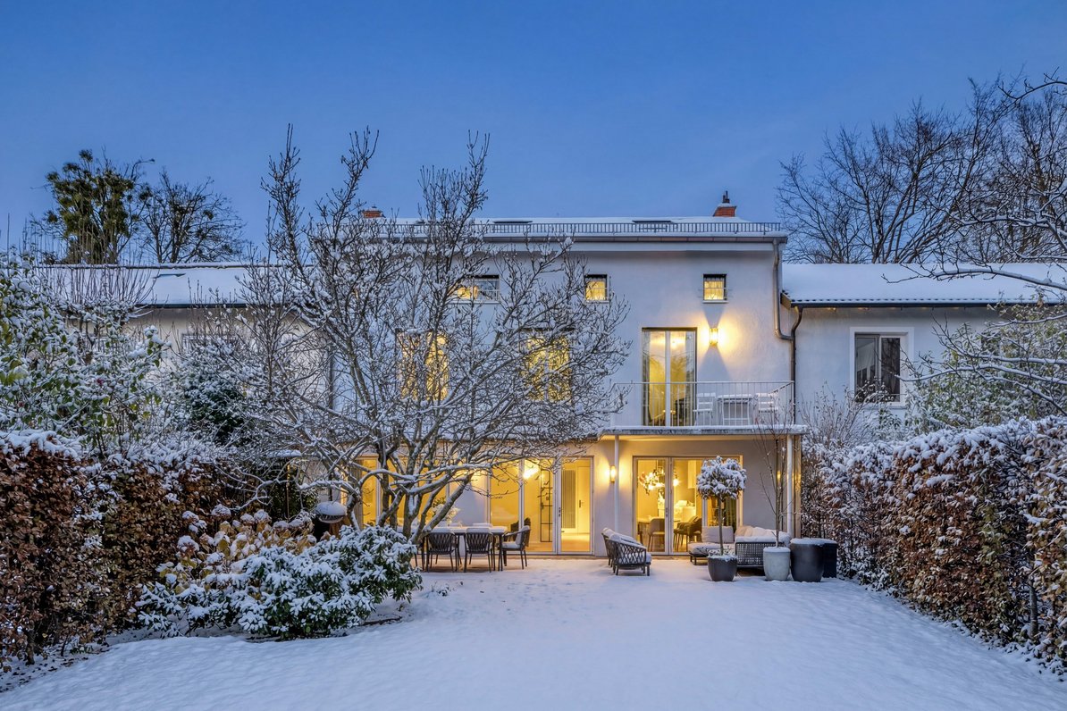 Outstanding townhouse with large garden