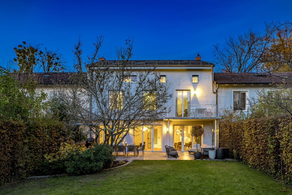 Outstanding townhouse with large garden