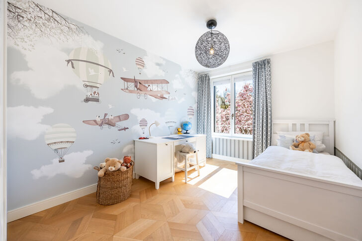 Kinderzimmer mit Blick in den Garten